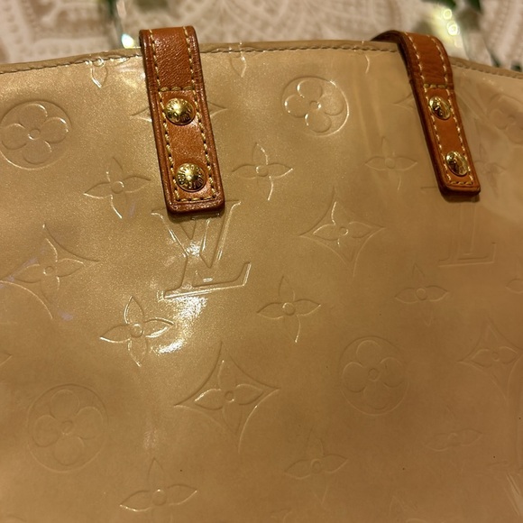 Authentic Louis Vuitton Monogram Beige Vernis Leather Reade PM Mini Tote Bag - Picture 3 of 12